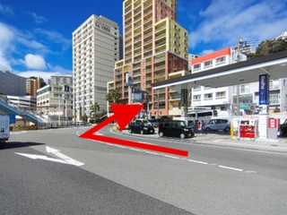 ①分かれ道を右折していただき、その先にある突き当たりをすぐに右折してください。